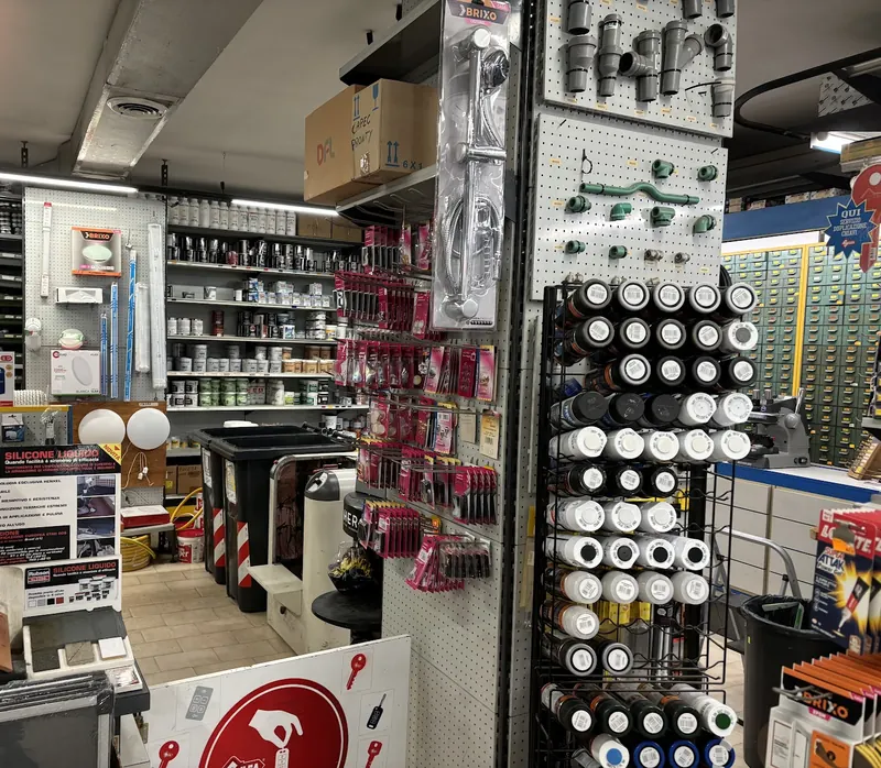 Raccordi idraulici, bombolette spray e lampade LED esposti in negozio